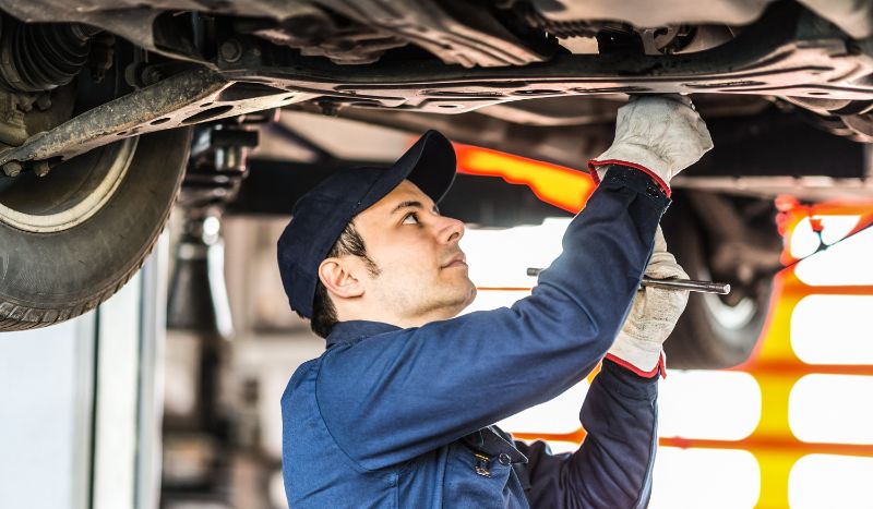 Ein gewartetes Auto ohne Reparaturstau und mit frischen Verschleißteilen reduziert euer Pannenrisiko auf der Urlaubsfahrt.