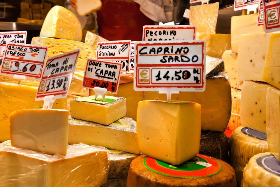 Käsestand auf einem Markt am Gardasee