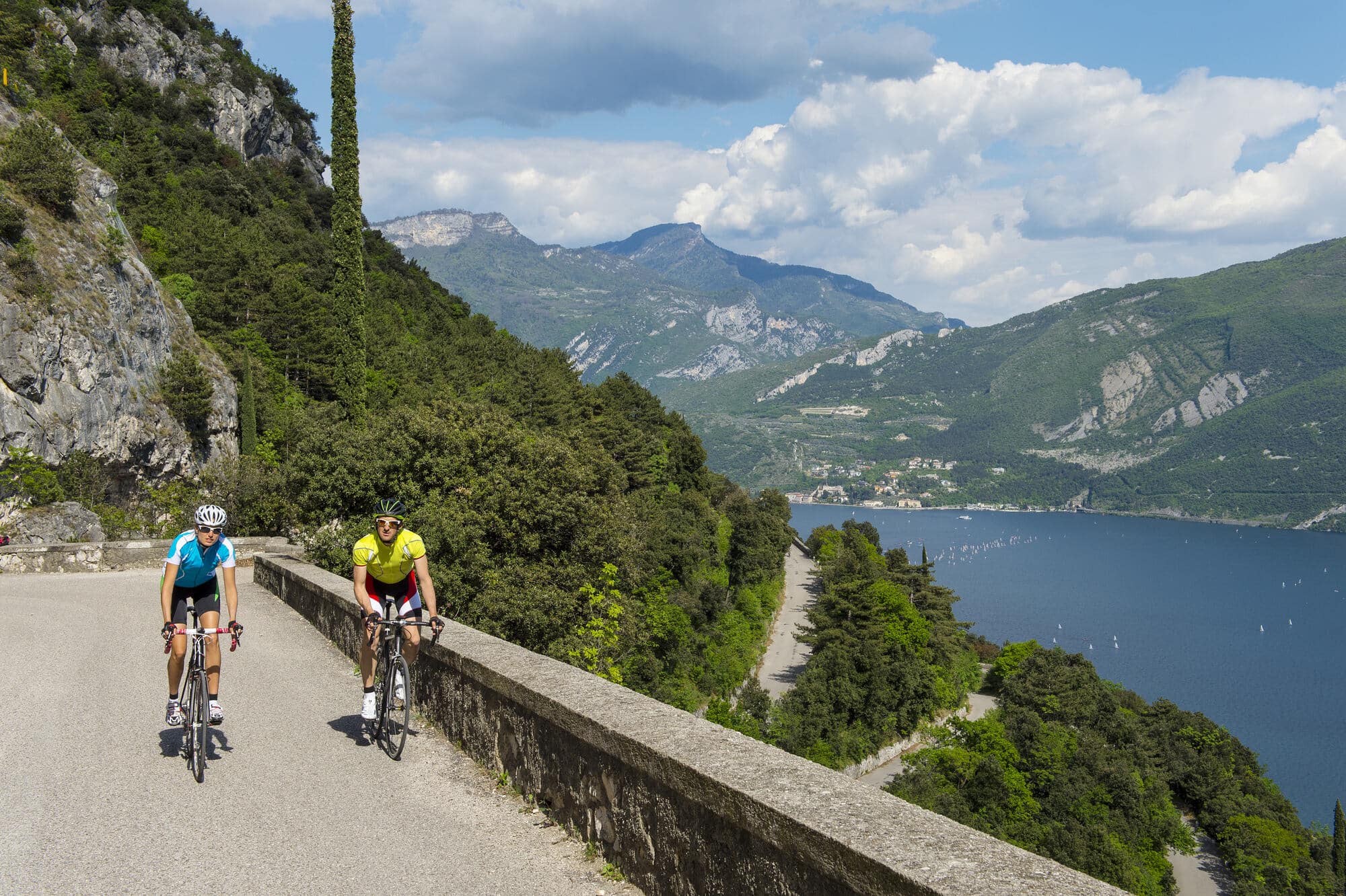 Durch die hohen Berge und die Höhenunterschiede kommen hier auch sportliche Rennradfahrer auf ihre Kosten.