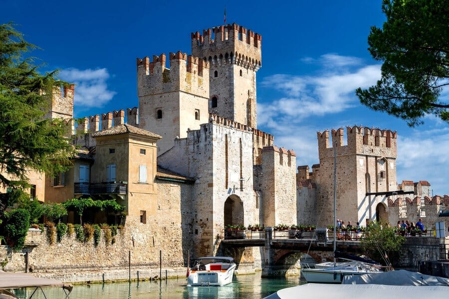 Sehenswürdigkeiten am Gardasee: Die Türme der Burg Scoligero