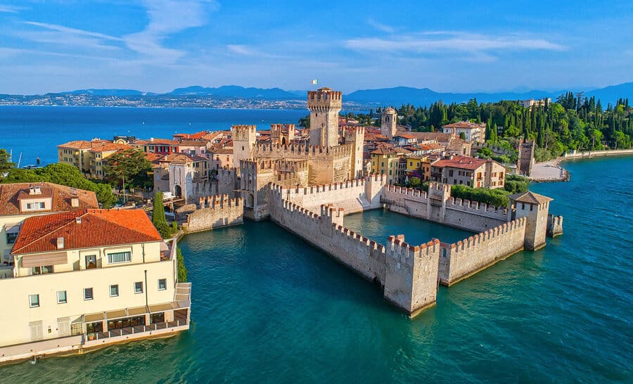 Sehenswürdigkeiten am Gardasee: Ausblick auf die Burg Scoligero