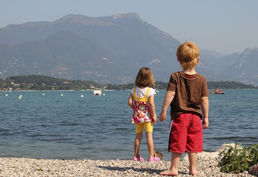Strände am Gardasee: Egal ob Kiesel oder Sand, für Kinder immer ein Fest.