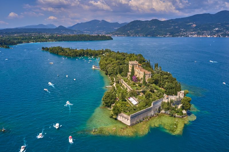 Blick auf die größte Insel im Gardasee, die Isola del Garda