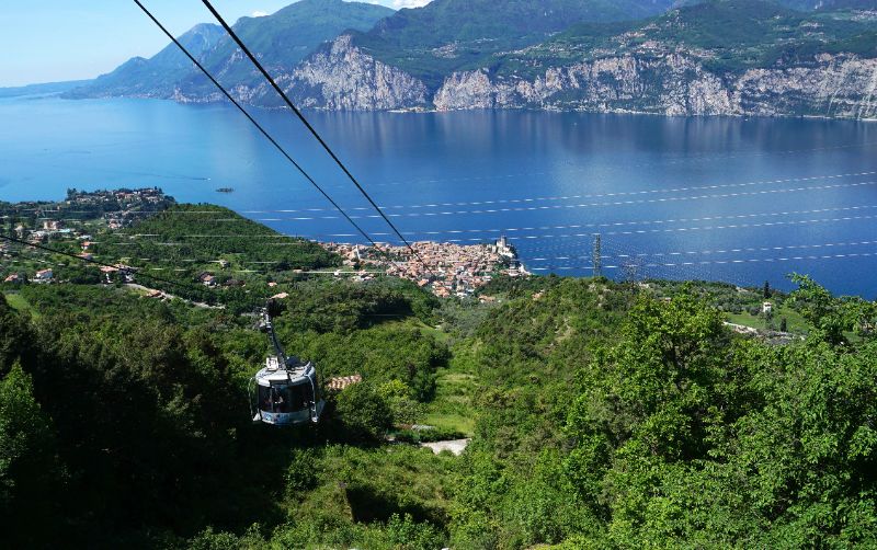 Aussicht von der Seilbahn auf den Monte Baldo hinunter auf den See