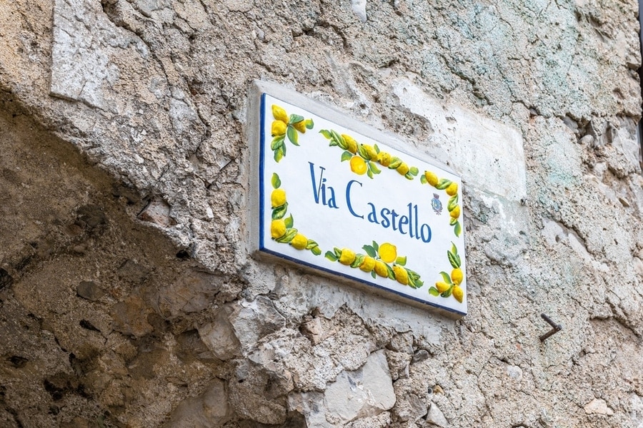 Straßenschild in Limone sul Garda, verziert mit Zitronen