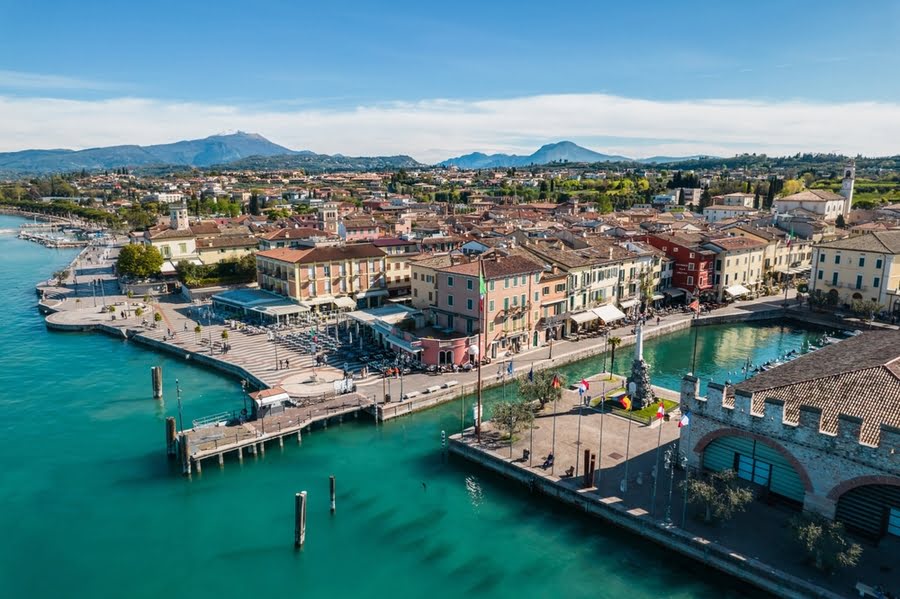 Schöne Orte am Gardasee: Sicht auf den Boulevard in Lazise