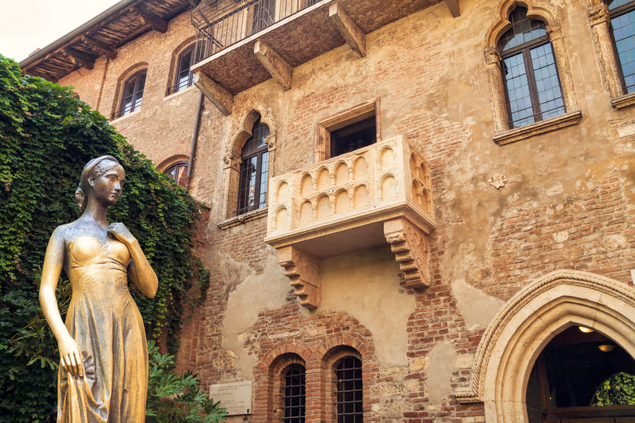 Die Statue und der Balkon von Julia in Verona