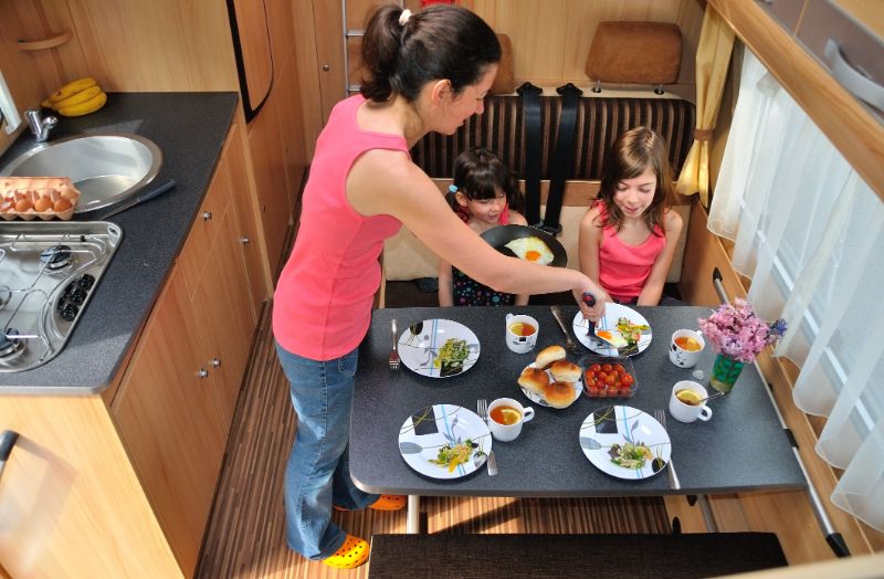 Wohnmobil anschaffen: Kochen in einem Wohnmobil