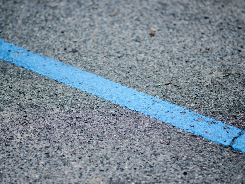 Blaue Linie auf Asphalt