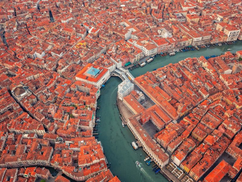 Venedig von oben: rote Dächer und viele Kanäle