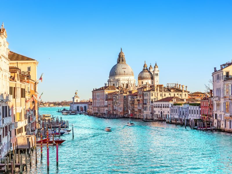 Blick auf die Santa Maria della Salute, und auf den Canal Grande in Venedig.