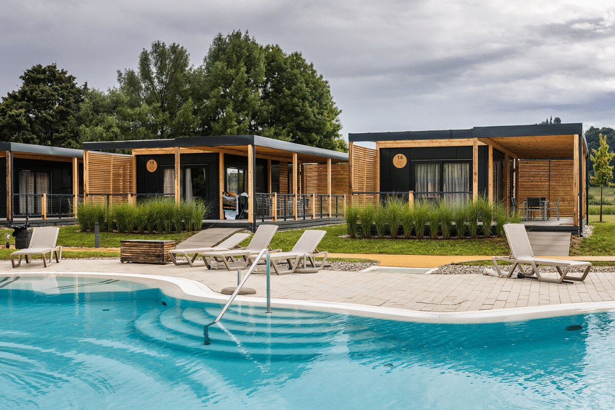 Camp Vita Glamping Village Terme Tuhelj – Tuheljske Toplice, Kroatien Luxuriöse Mobilheime, direkt am Pool gelegen