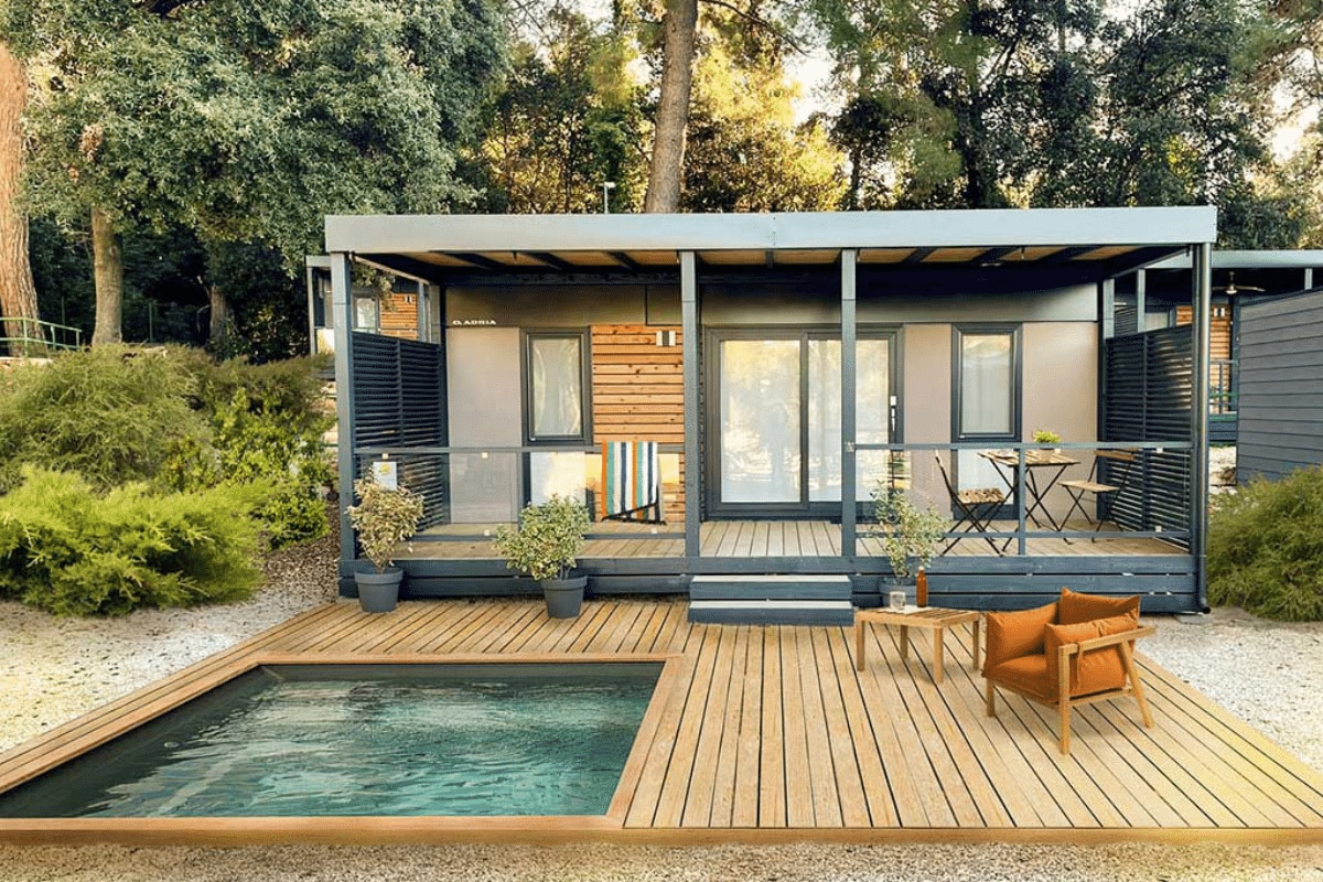 Camping Porton Nature Hideout – Rovinj, Kroatien (Istrien) Mietunterkunft mit großer Holzterrasse und eigenem Pool