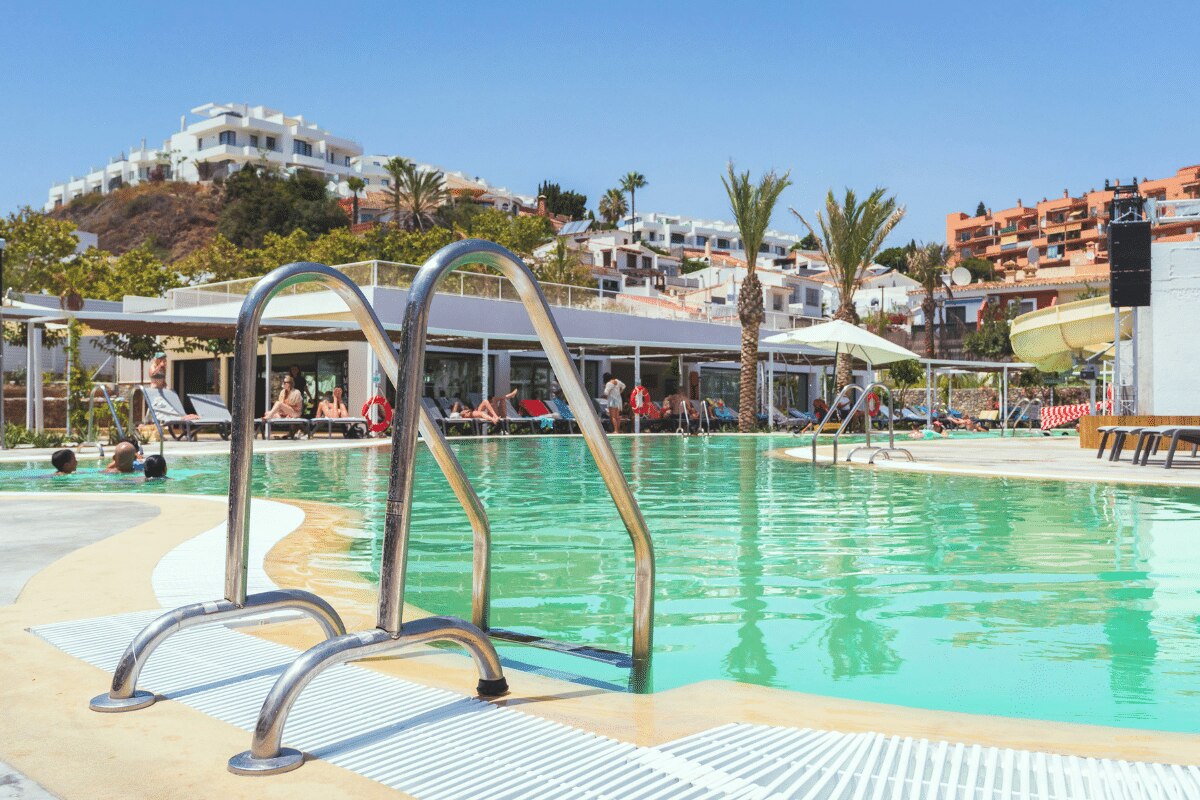 Costa del Sol Glamping Village – Fuengirola, Spanien (Andalusien) Leiter in den Pool