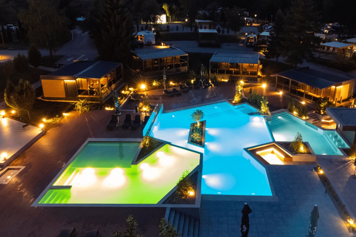 Plitvice Holiday Resort – Grabovac, Kroatien (in der Nähe der Plitvice-Seen-Naturparks) Ansicht bei Nacht auf die Poolanlage