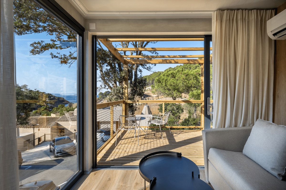 Talaia Plaza Ecoresort – Begur, Spanien (Katalonien) Ausblick vom Wonzimmer einer Mietunterkunft durch die bodentiefen Fenster auf das Meer