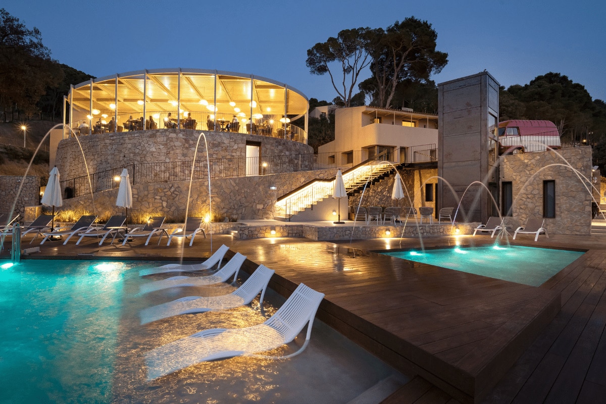 Talaia Plaza Ecoresort – Begur, Spanien (Katalonien) Ferienanlage bei Nacht mit beleuchtetem Pool
