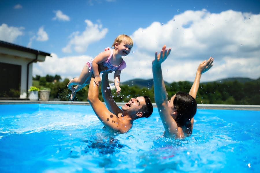 Familie spielt im Pool