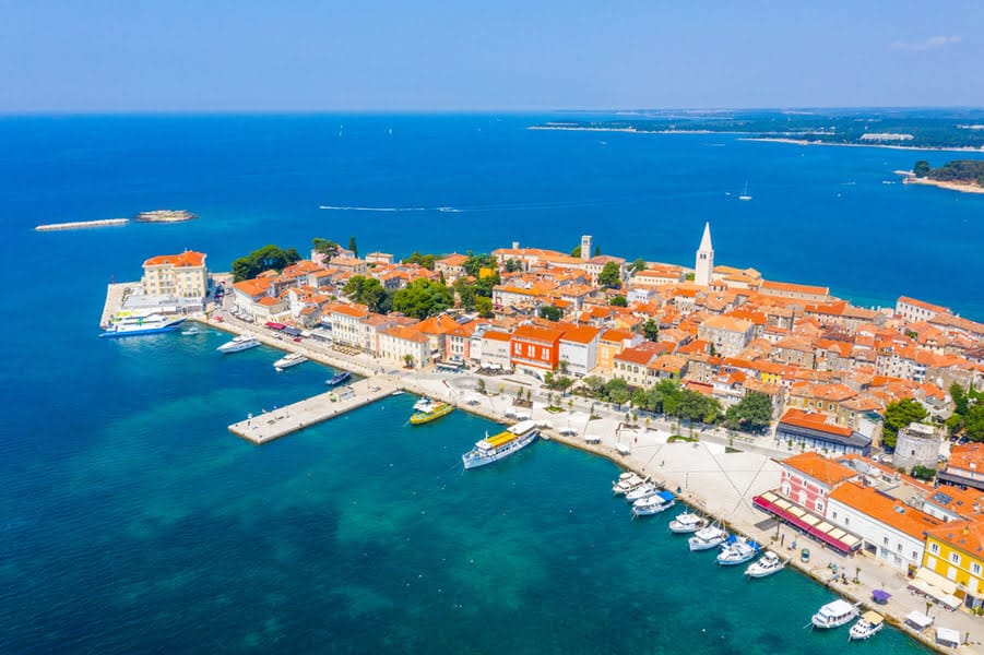Blick auf Poreč und das azurblaue Meer