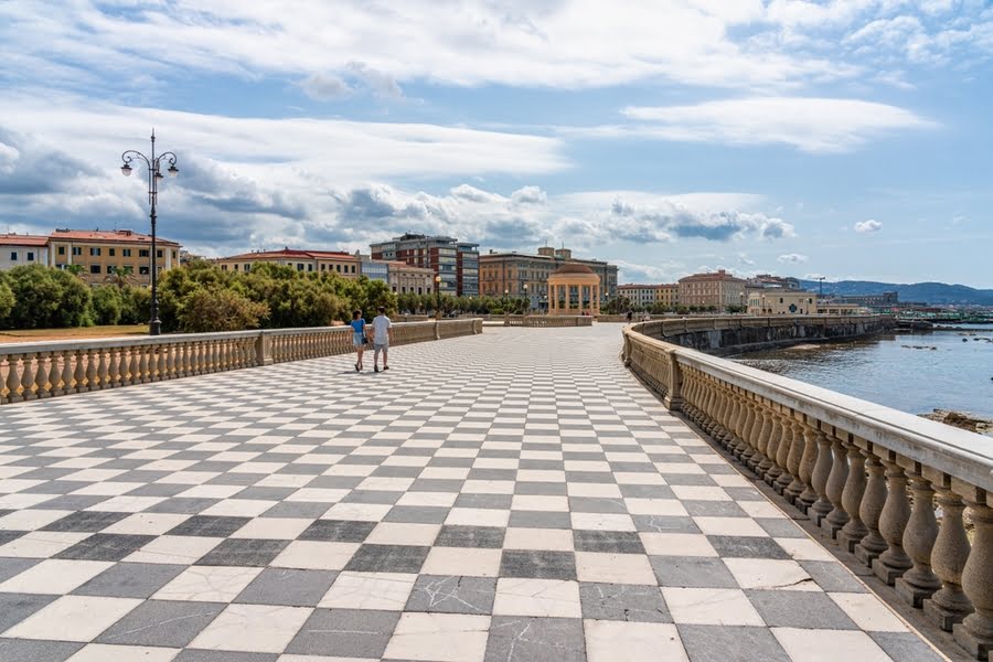 Promenade am Meer mit schwarz-weißen Fliesen