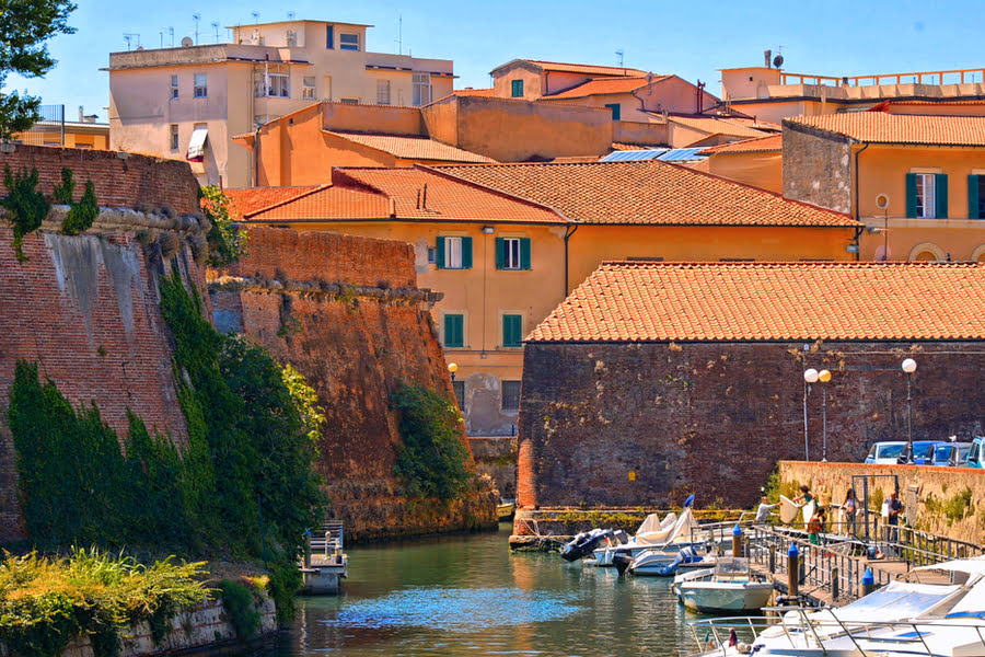 Kanal entlang von Festungsmauern und alten Häusern