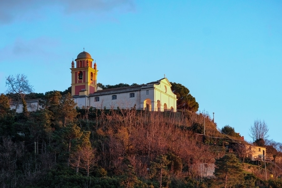 Kirche auf einem Hügel