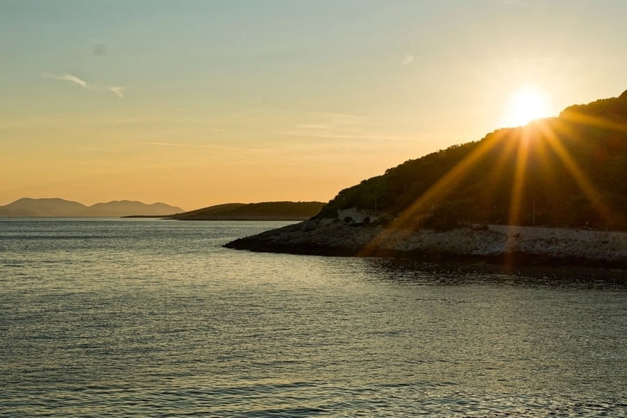 Sonnenuntergang über dem Meer und kleinen Inseln