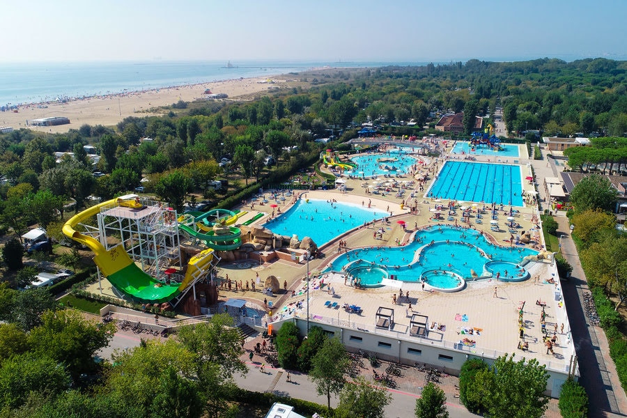 Der Wasserpark von Marina di Venezia Camping Village von oben gesehen