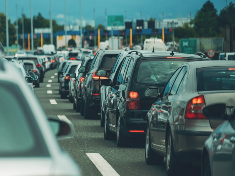 Wartende Autos vor den Mautschranken in Kroatien