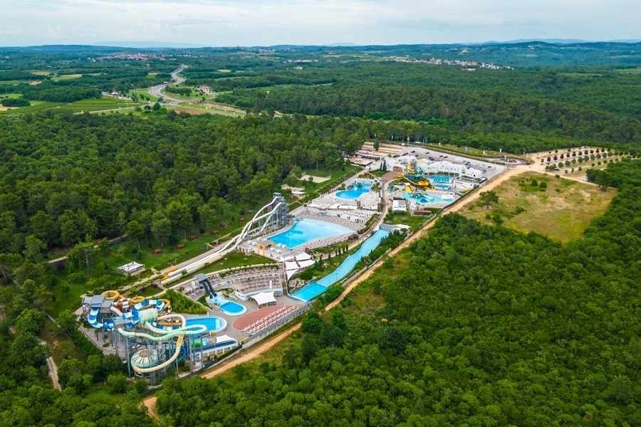 Luftaufnahme eines großen Wasserparks