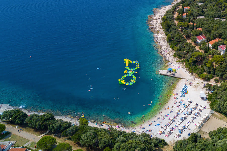 Luftaufnahme eines schwimmenden Hindernisparcours